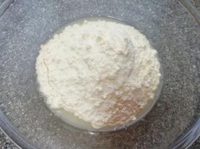 加入中筋面粉。