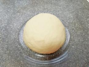 先用筷子挑拌成絮状，再揉成光滑的面团，盖上保鲜膜发酵至两倍大。