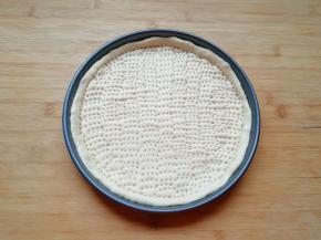 用叉子扎上小孔，防止饼皮在烤制的过程中凸起，做好的饼底静置15分钟左右进行二次发酵。