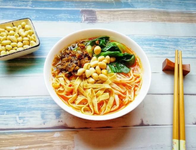 牛骨汤酸菜米线