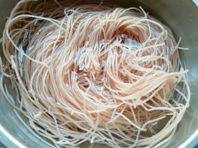 我用的是南一味的红米米线，真空包装半干的，打开包装取出用水泡一下就可以煮了，好吃又方便。