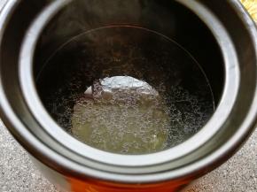 牛大骨洗干净，凉水下锅焯一下，捞出冲洗干净，放入砂锅，加水没过骨头，下入生姜、大葱和八角烧开，转中小火炖2个小时以上。