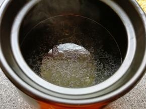 牛大骨洗干净，凉水下锅焯一下，捞出冲洗干净，放入砂锅，加水没过骨头，下入生姜、大葱和八角烧开，转中小火炖2个小时以上。