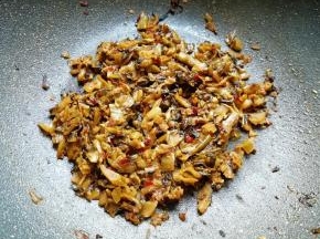 炒锅内倒入适量的食用油烧热，下入酸菜煸炒出香味，盛出备用。