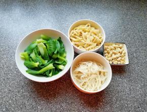 青菜、豆腐皮和金针菇分别洗干净切好焯熟备用，准备好熟的花生米。