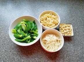 青菜、豆腐皮和金针菇分别洗干净切好焯熟备用，准备好熟的花生米。