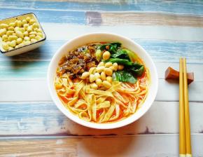 放盐和鸡精，浇上浓浓的牛骨汤，放上辣椒油。