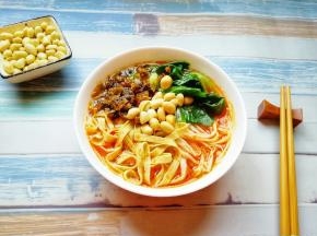 放盐和鸡精，浇上浓浓的牛骨汤，放上辣椒油。