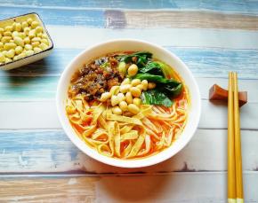 一碗牛骨汤酸菜米线就做好了。