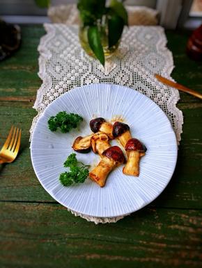 一人份已足矣，古语为：美食不可多用！越是珍馐佳肴越要细细品味。松茸本身的香气就足够令食用者陶醉，再多加其他调味品都是多余。