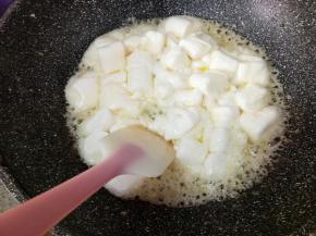 放棉花糖下去小火融化