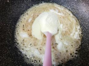 融化后马上关火放奶粉搅拌均匀（娃喊我给她拉拉链的功夫，锅边上的棉花糖有点焦了）