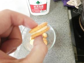 盖上另一块饼干