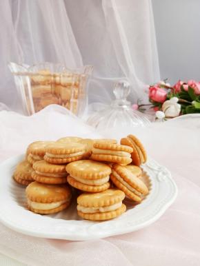 动作要快一点，不然牛轧糖变硬了就不好粘了