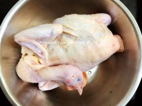 童子鸡洗净干净，沥干水分备用，或者用厨房纸巾吸干水分，静置至鸡皮干爽