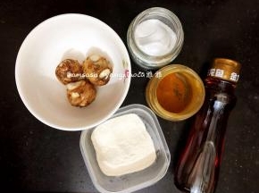 准备好调料腌制，这次采用了沙姜，沙姜味道独特，腌制鸡肉味道特别棒，也准了咖喱粉，还有必不可少的盐焗粉，还有盐，芝麻油