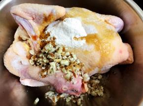 把上面准备的所有调料都倒入盆中，戴上一次性手套把整只鸡都用调料涂抹均匀，可以用劲点，涂抹好用保鲜膜封起来送进冰箱腌制1个小时左右