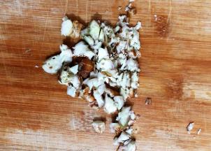 把沙姜洗干净，用专门洗食物的刷子，洗刷干净，不用去皮，用刀背把姜拍扁，拍好后剁碎备用