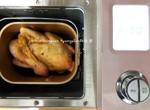 面包机桶内把搅拌叶拿出来，把腌制好的整只鸡放进面包机桶内