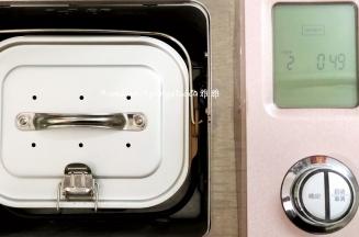 放好之后盖上盖子，如果没有内盖盖子的，就盖上面包机盖就可以了，调到烘烤功能调到60分钟