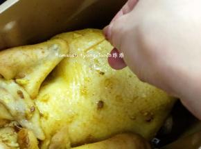 烘烤至时间到，用牙签插一下鸡腿肉厚的地，插进去没有血水流出就是熟了，如果还有血水的话就适当的增加时间烘烤至熟为止