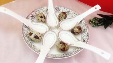 首先我们要准备的有，勺子五个，鹌鹑蛋五个