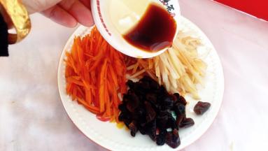 三样放入盘中，淋上生抽