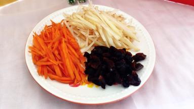 首先，胡萝卜、土豆切丝、黑木耳泡发