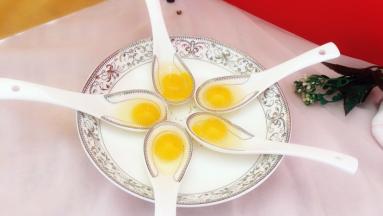 将鹌鹑蛋打入勺子中