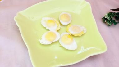 出锅的鹌鹑蛋脱出勺子，摆入盘中