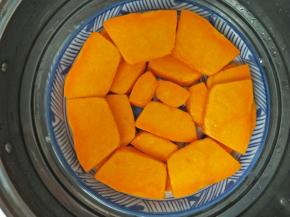 南瓜切厚片如图摆盘，中间低边上高，上锅蒸熟！