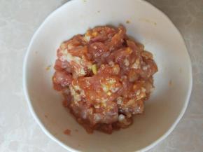 后腿肉剁碎，姜切碎，放入一勺生抽，10克玉米油搅拌均匀腌制十分钟！