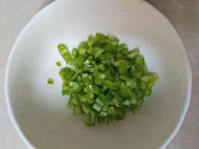 青辣椒切碎，我买的是那种不辣的！