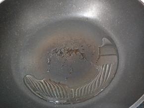 锅里倒20克玉米油！