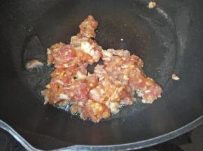 油热后放入腌制好的后腿肉中大火翻炒！