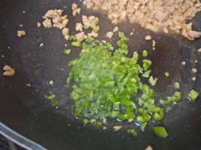 炒熟的肉拔在锅边，用余下的油放入青辣椒，撒点盐翻炒几下就可以！