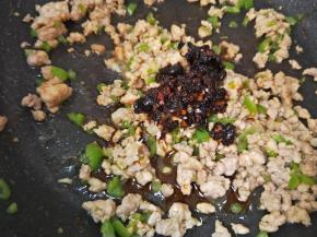 放入两勺豆豉油！