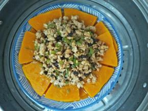 把肉倒在南瓜中间，上锅再蒸三分钟入味！