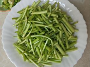 蒌蒿洗干净切成段！