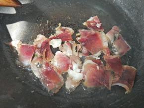 锅里倒10克玉米油，油热后先放入腊肉中小火炒！