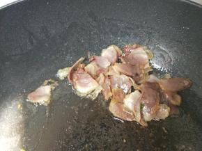 一两分钟后就熟了，把腊肉拔在锅边！