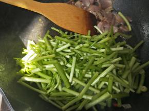 余下的油倒入蒌蒿！