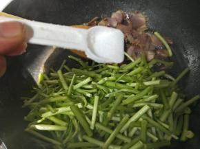 撒点盐后大火快炒几下就可以了！