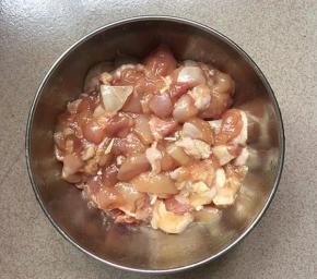 洗净后切小丁，加入生抽酱油，料酒，精盐和玉米淀粉，用手抓匀后腌制10分钟