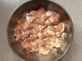 洗净后切小丁，加入生抽酱油，料酒，精盐和玉米淀粉，用手抓匀后腌制10分钟