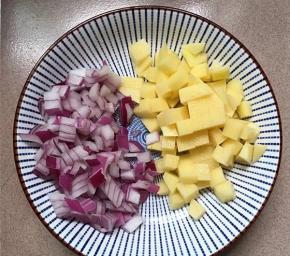 土豆去皮切小丁，洋葱也切成同样的小丁。