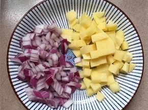 土豆去皮切小丁，洋葱也切成同样的小丁。