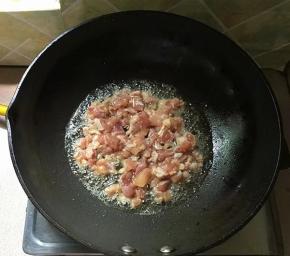 坐锅烧油，5成热的时候，下腌好的鸡肉丁滑炒。