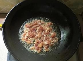 坐锅烧油，5成热的时候，下腌好的鸡肉丁滑炒。