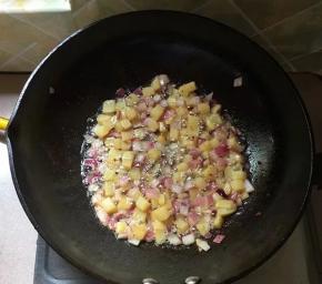 炒至鸡肉丁变色时盛出备用。锅中留底油，下洋葱丁煸炒，一直翻炒至洋葱变透明，下土豆丁煎制土豆丁焦黄